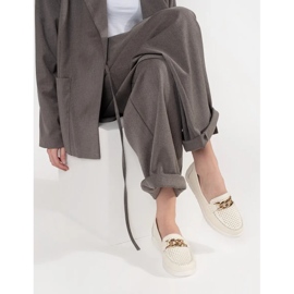 Goodin Mocas bege leves de couro com uma corrente na plataforma 2