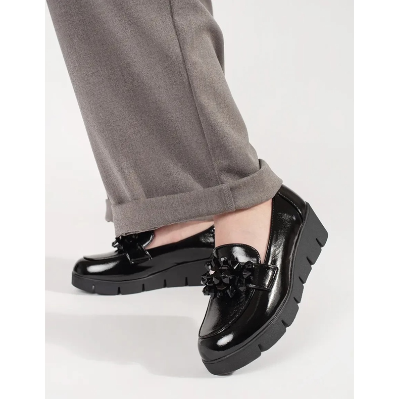 Goodin Mocassins pretos de cunha com um ornamento 2