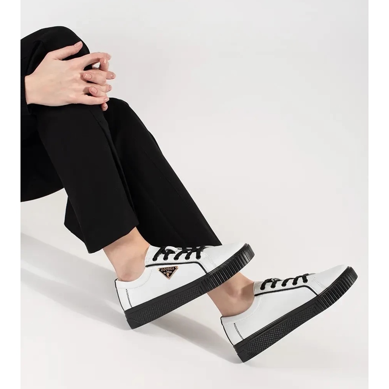 Goodin Tênis de couro branco e preto em uma sola grossa 1