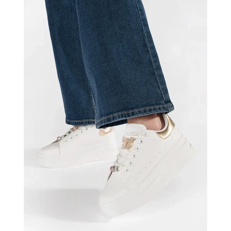 Tênis brancos na plataforma com pino 1