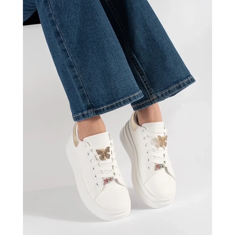 Tênis brancos na plataforma com pino 2