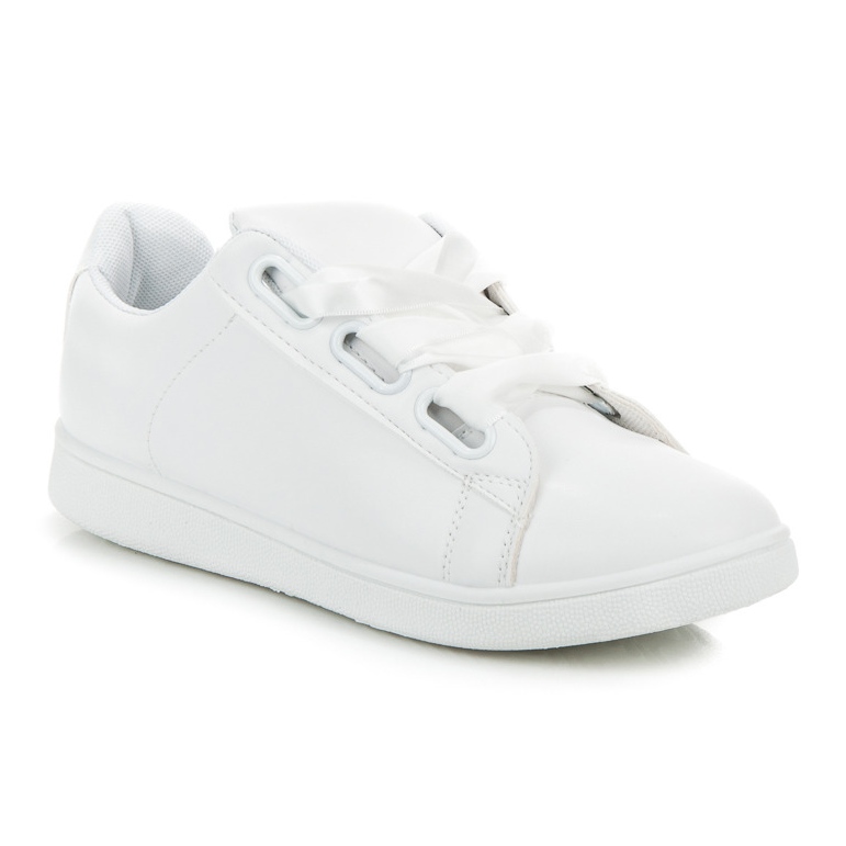 Tênis brancos com uma fita 1