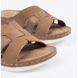 Chinelos confortáveis ​​em cunhas bege baixas 1