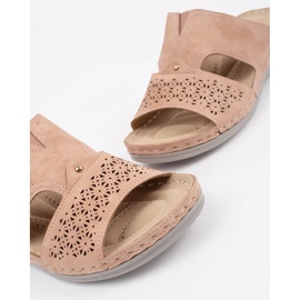 Chinelos em um pó de cunha baixa rosa 1