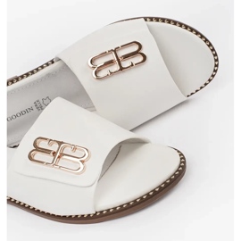 Goodin Flip de mulheres brancas com uma sola plana com um ornamento branco 1