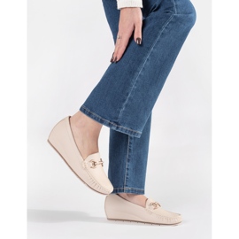 Goodin Mocas bege em uma cunha baixa com um ornamento 2