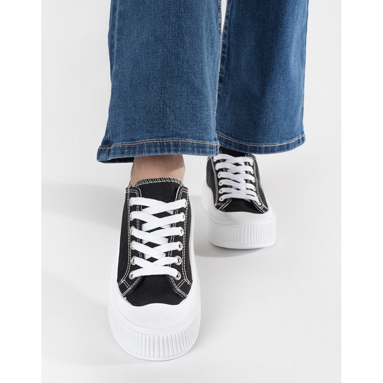 Tênis preto e branco com sola grossa 2