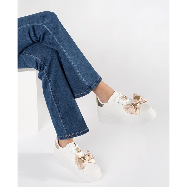 Tênis brancos e dourados com adições douradas 1