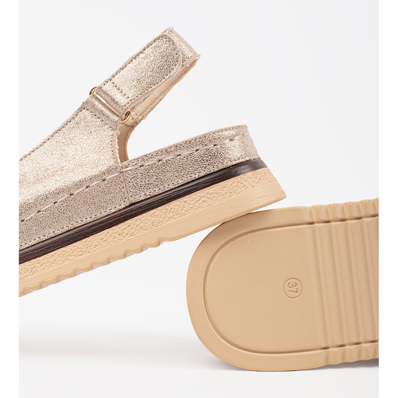 Goodin Sandálias de ouro na plataforma com um alfinete dourado 1 Goodin Sandálias de ouro na plataforma com um alfinete dourado 1