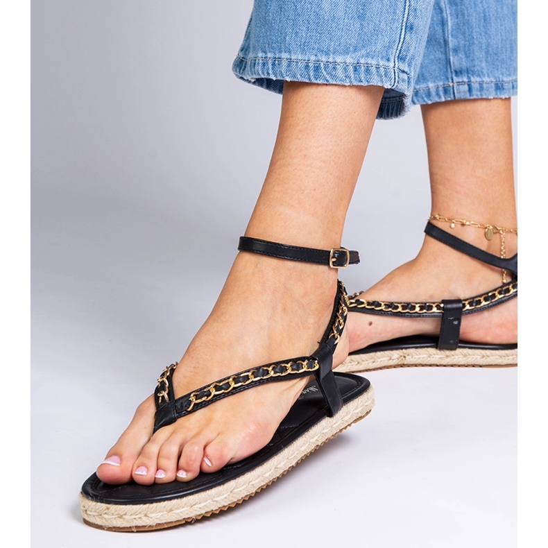 Sandálias pretas decoradas com uma corrente preto 1