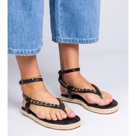 Sandálias pretas decoradas com uma corrente preto 2
