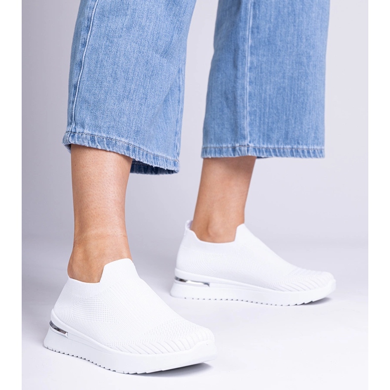 Tênis esportivo branco slip-on 1