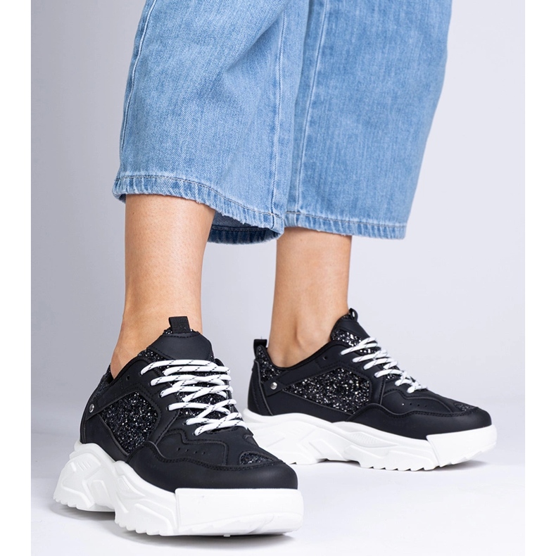 Tênis de mulheres negras com inserções de brilho preto 1