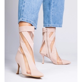 Botas de cetim bege com uma malha em um salto alto 1