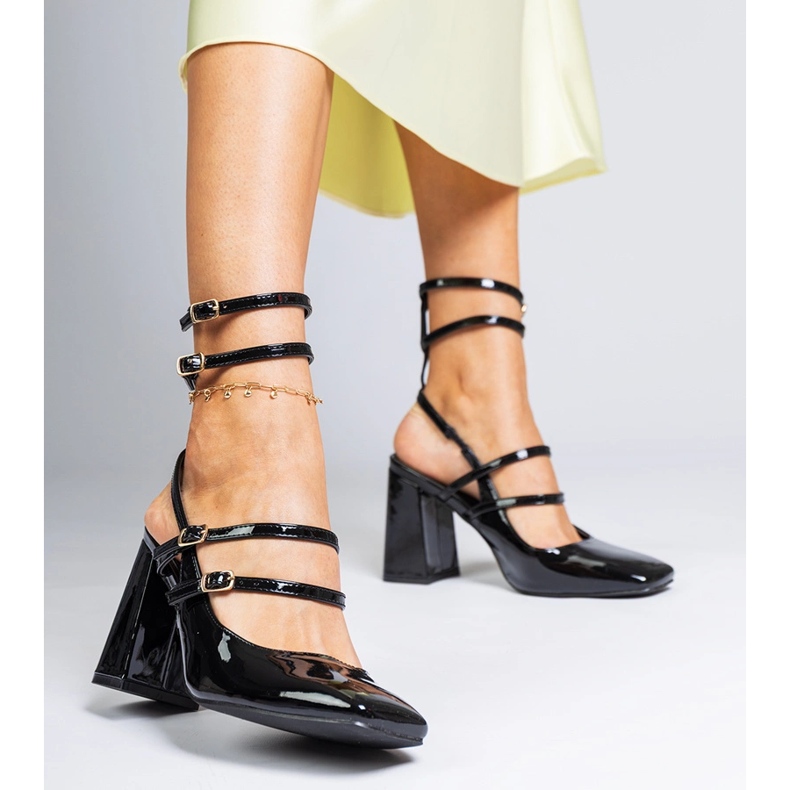 Sandálias pretas envernizadas no post preto 1