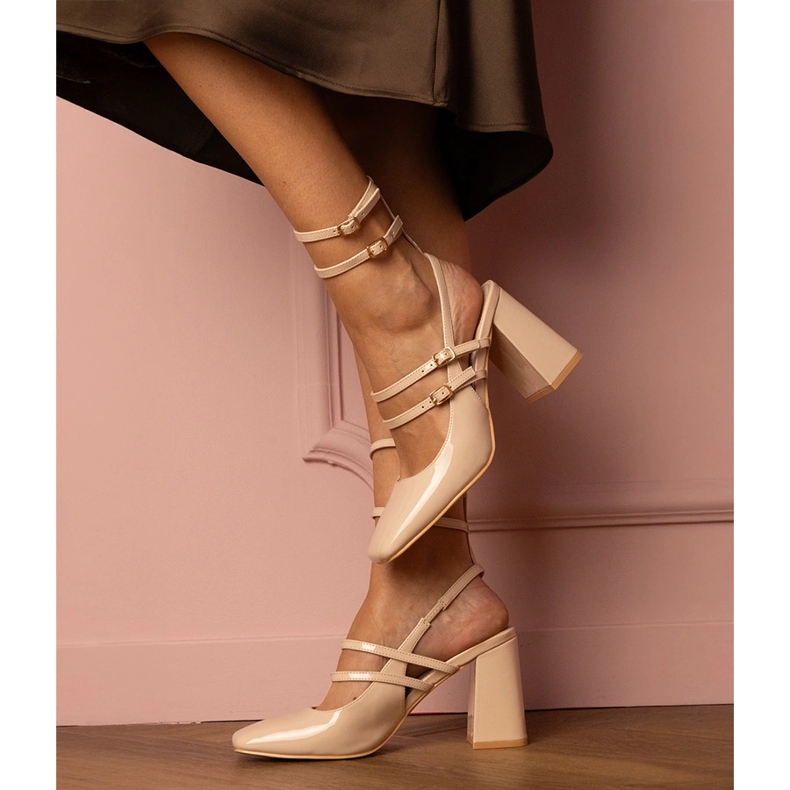 Sapatos lacados bege com salto alto 1