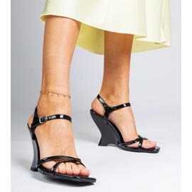 Sandálias de cunha feminina em envernizamento preto 1