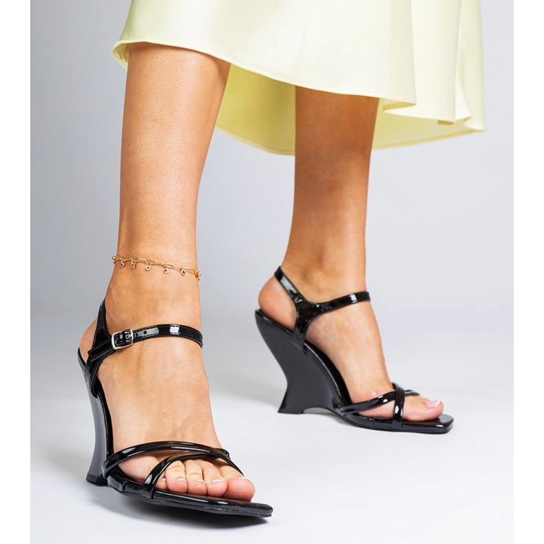 Sandálias de cunha feminina em envernizamento preto 1