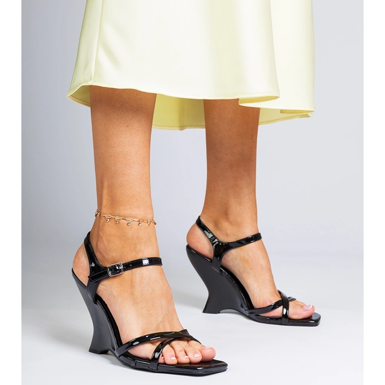 Sandálias de cunha feminina em envernizamento preto 2