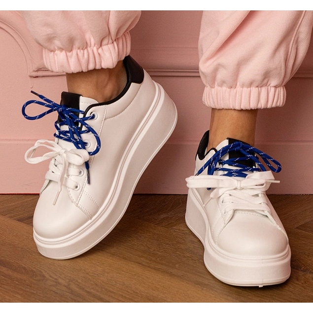 Tênis esportivos brancos na plataforma 1