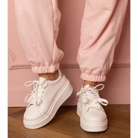 Tênis de esportes brancos e prateados na plataforma 1