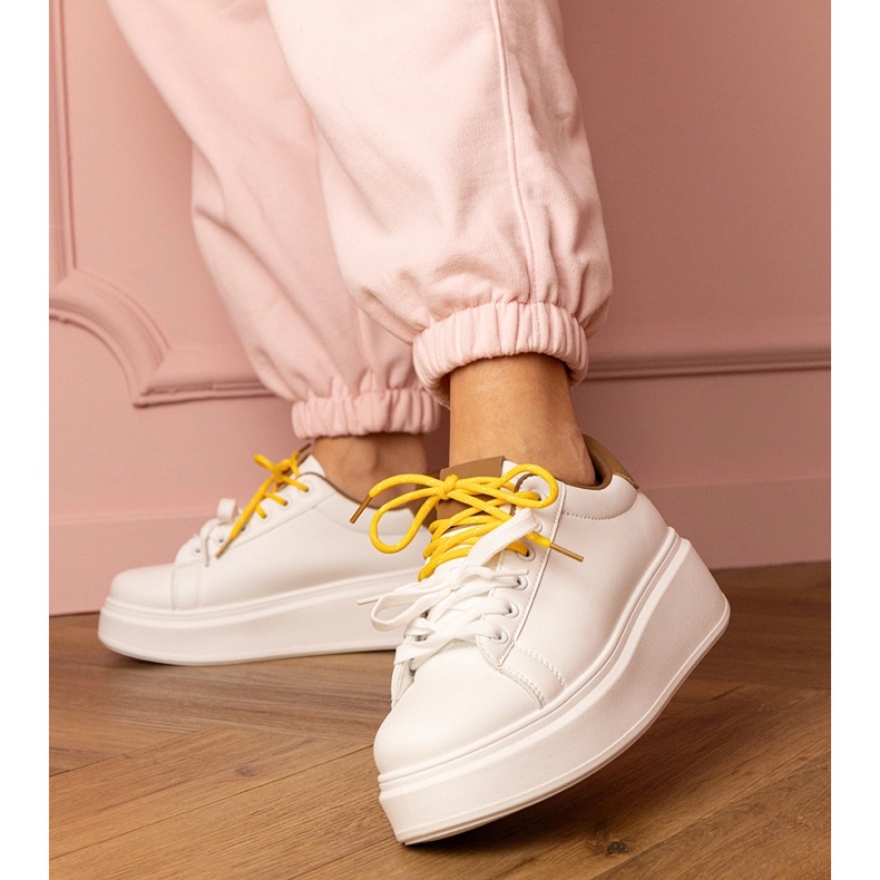 Tênis esportivos brancos na plataforma 1