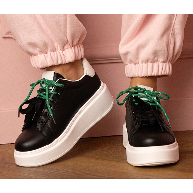 Tênis esportivos negros na plataforma preto 1