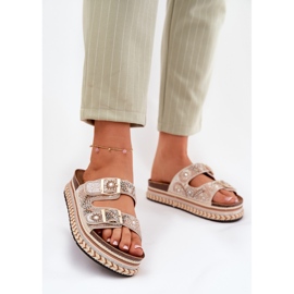 Chinelos com decoração e fivelas na plataforma de ouro dourado 2