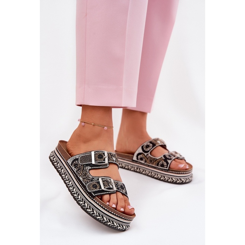 Chinelos com decoração e fivelas na plataforma preta preto 2 Chinelos com decoração e fivelas na plataforma preta preto 2