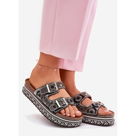 Chinelos com decoração e fivelas na plataforma preta preto 1 Chinelos com decoração e fivelas na plataforma preta preto 1