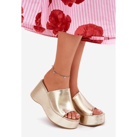 Flippers femininos de couro ECO na plataforma e cunhas douradas dourado 1