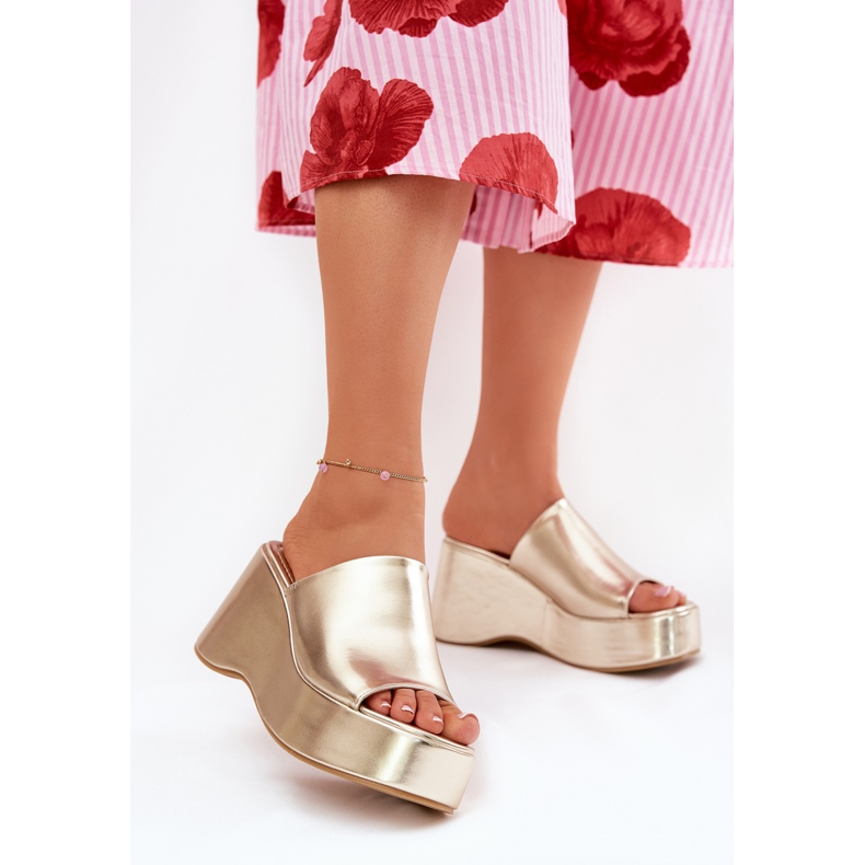 Flippers femininos de couro ECO na plataforma e cunhas douradas dourado 2