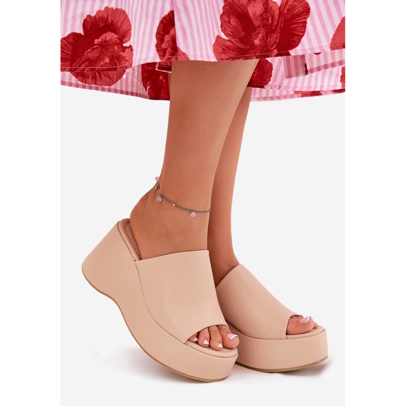 Flippers femininos de couro ECO na plataforma e cunhas bege 2