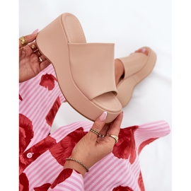 Flippers femininos de couro ECO na plataforma e cunhas bege 1