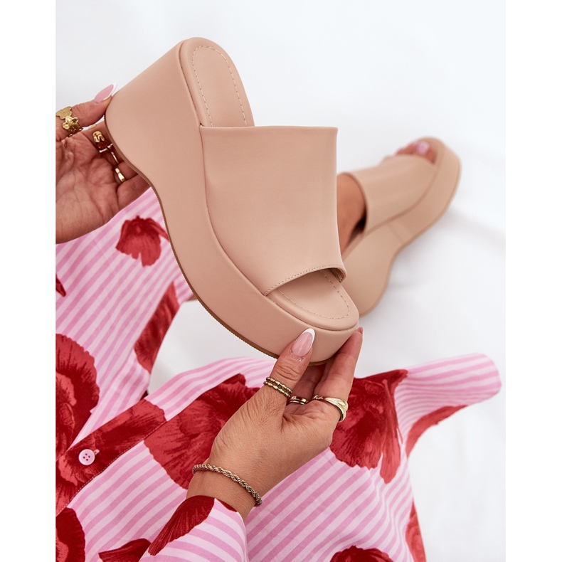 Flippers femininos de couro ECO na plataforma e cunhas bege 1