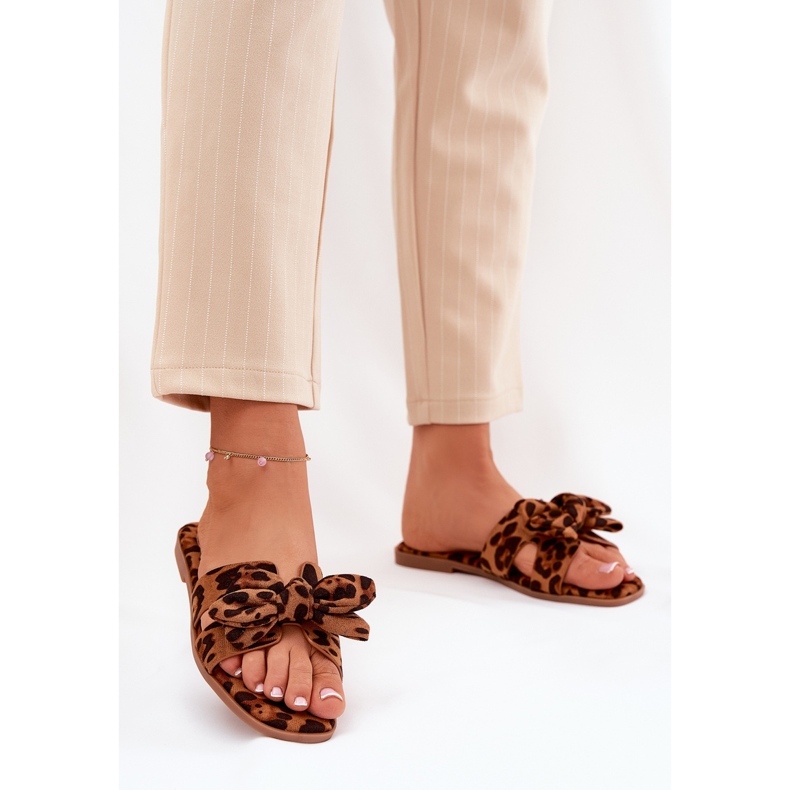 Chinelos de mulheres planas com arco de leopardo do arco castanho 2