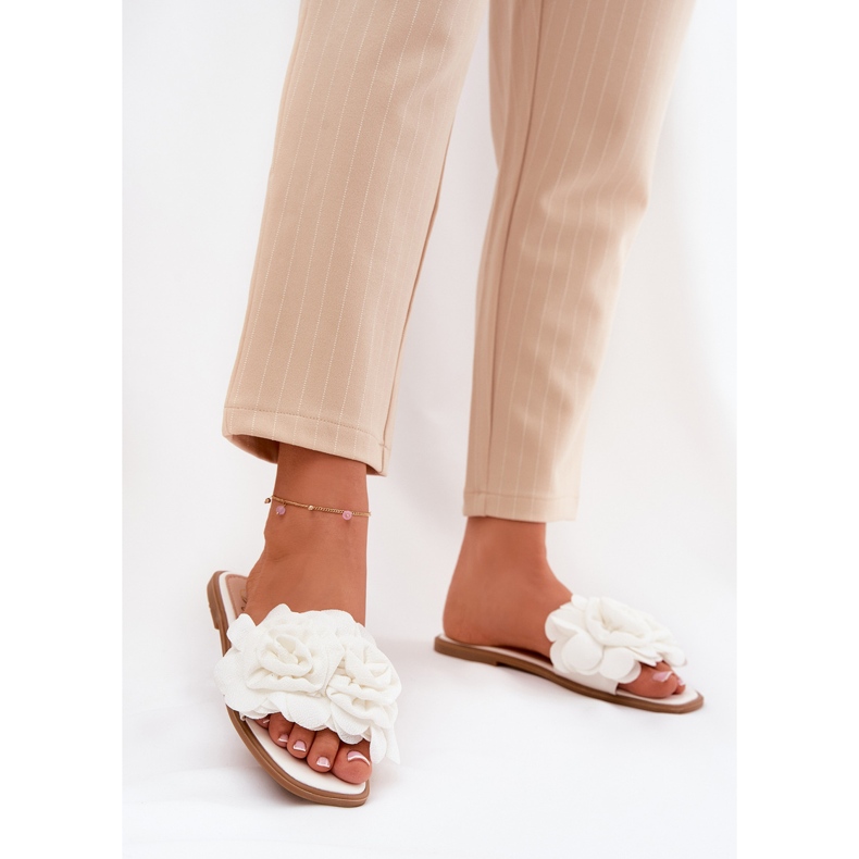 Chinelos femininos de grama plana com flores decorativas brancas branco 2 Chinelos femininos de grama plana com flores decorativas brancas branco 2