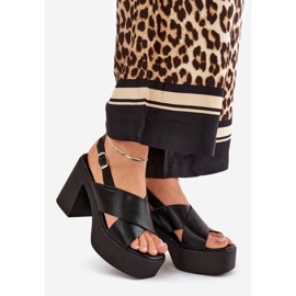 Sandálias femininas no poste e plataforma com eco couro preto 1