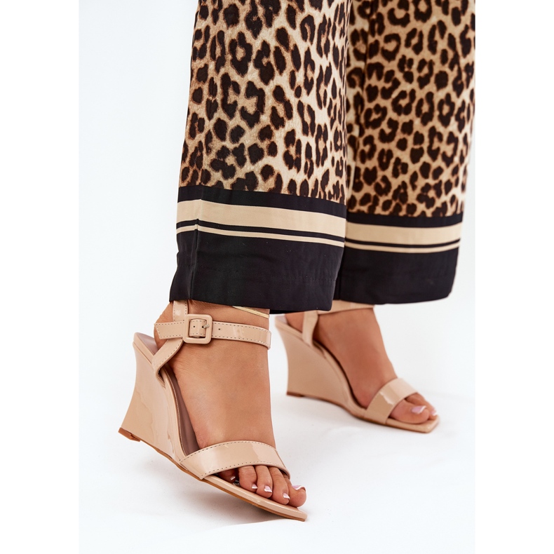 Sandálias femininas pintadas para cunhas nuas bege 2