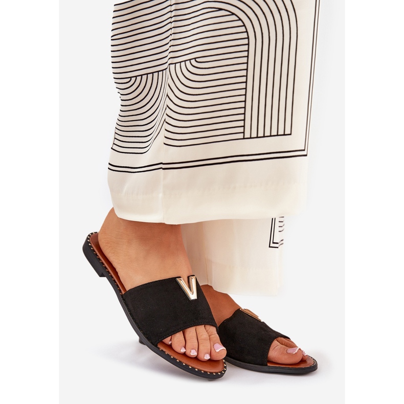 Chinelos femininos de grama plana com detalhes decorativos pretos 1