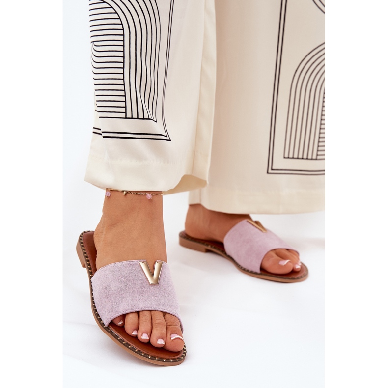Chinelos de mulheres lisadas com detalhes roxos decorativos 2