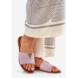 Chinelos de mulheres lisadas com detalhes roxos decorativos 1