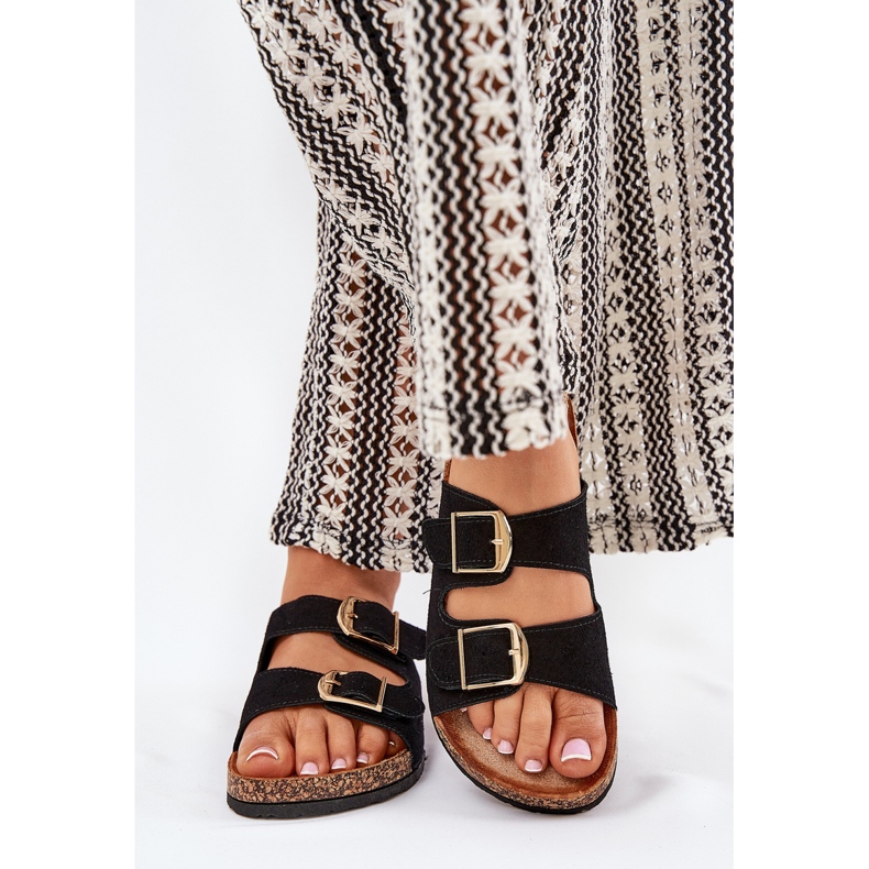 Flip de mulheres em uma plataforma de cortiça com grampos dourados pretos 2