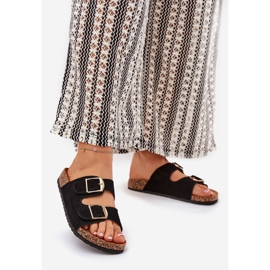 Flip de mulheres em uma plataforma de cortiça com grampos dourados pretos 1