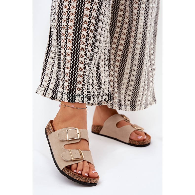 Flips femininos em uma plataforma de cortiça com grampos dourados bege 2