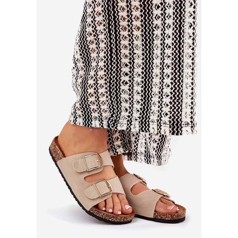 Flips femininos em uma plataforma de cortiça com grampos dourados bege 1