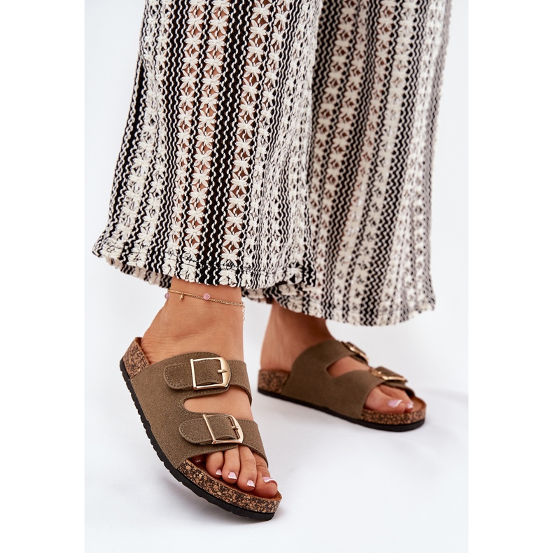 Chinelos femininos em uma plataforma de cortiça com fivelas douradas verde 2 Chinelos femininos em uma plataforma de cortiça com fivelas douradas verde 2