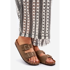 Chinelos femininos em uma plataforma de cortiça com fivelas douradas verde 1 Chinelos femininos em uma plataforma de cortiça com fivelas douradas verde 1