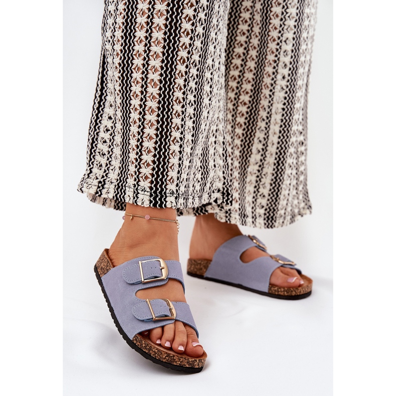 Chinelos femininos em uma plataforma de cortiça com fivelas douradas azul 2 Chinelos femininos em uma plataforma de cortiça com fivelas douradas azul 2