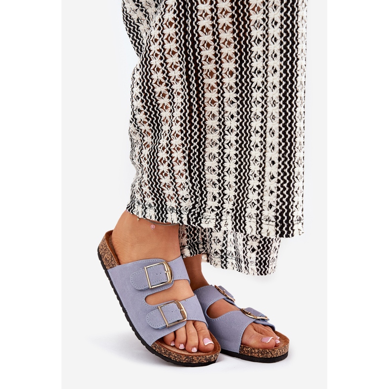 Chinelos femininos em uma plataforma de cortiça com fivelas douradas azul 1 Chinelos femininos em uma plataforma de cortiça com fivelas douradas azul 1